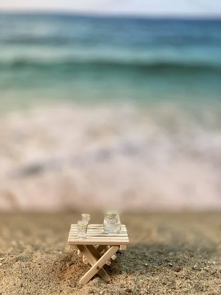 Junto Mar Una Mesa Con Bebidas Playa — Foto de Stock