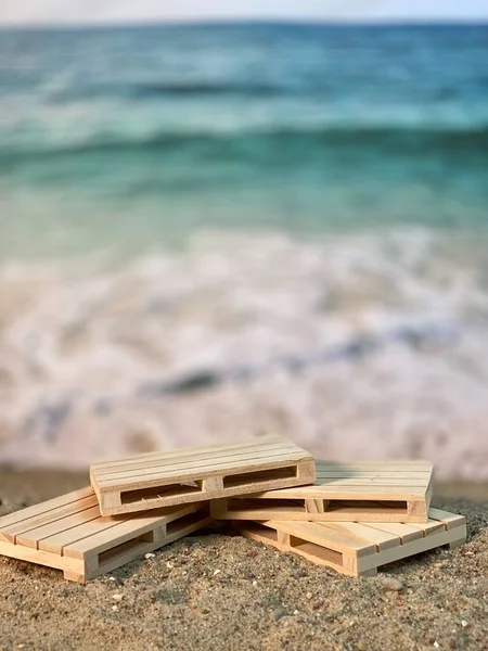 Moře Dřevěné Palety Leží Písku Pláži — Stock fotografie