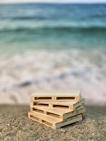 Vid Havet Ligger Träpallar Sanden Vid Stranden — Stockfoto