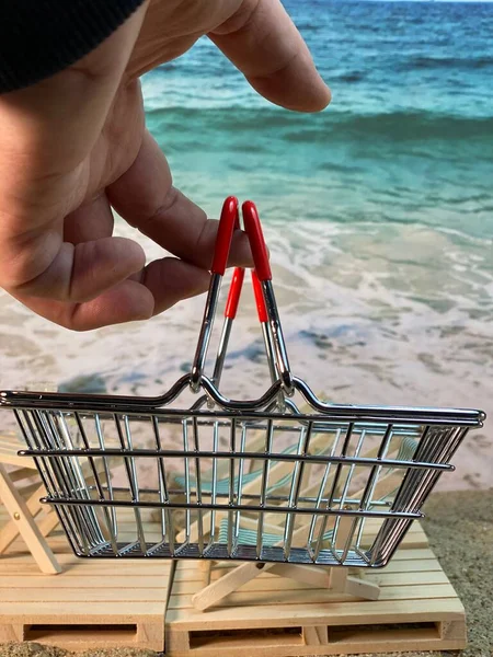 Vid Havet Träpallar Ligger Sanden Det Finns Stormarknad Korg Stranden — Stockfoto