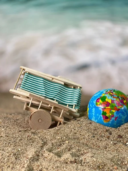 Carro Madera Junto Mar Globo Playa — Foto de Stock