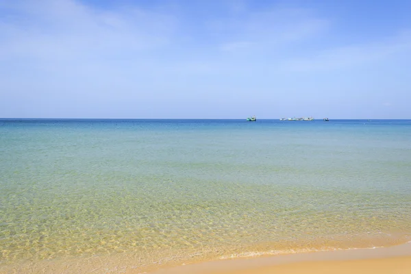 Plage et mer tropicale — Photo