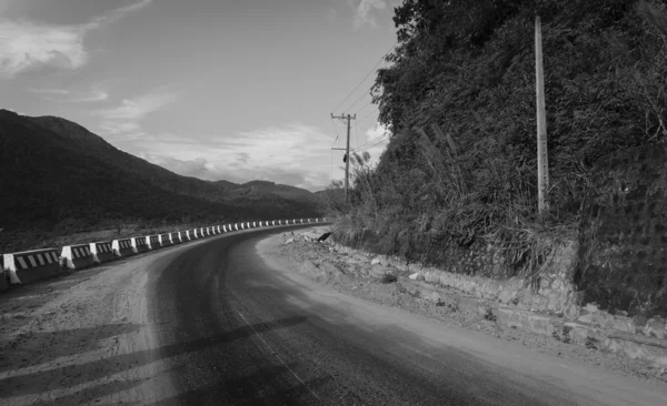 Road through the mountains. B&W — Stock Photo, Image