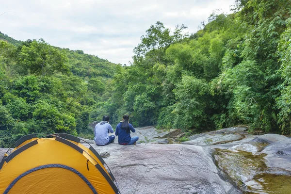 Paar in waterval — Stockfoto