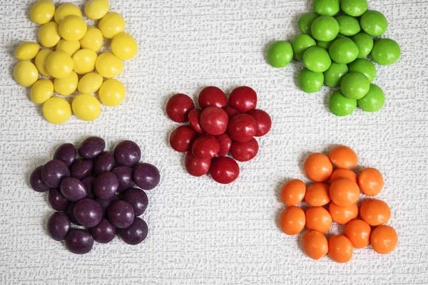 Veelkleurige Vitaminen Liggen Stapels Een Wit Oppervlak Preventie Van Virussen — Stockfoto