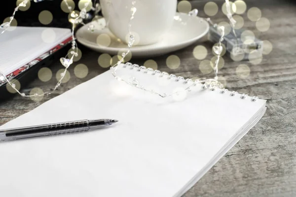 Een Houten Tafel Staat Een Notitieblok Met Een Pen Achtergrond — Stockfoto