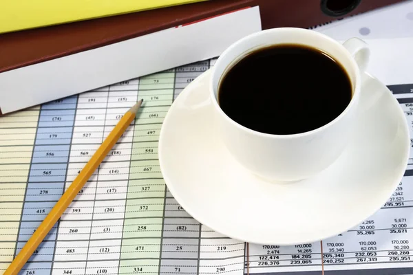 Vit Kaffekopp Sitter Ovanpå Dokument Med Kolumner Med Siffror Färgade — Stockfoto
