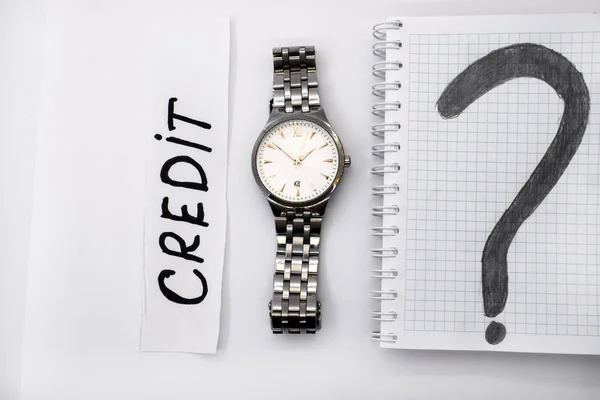 Годинник Розташований Між Білим Аркушем Паперу Написом Кредит Ньому Блокнот — стокове фото