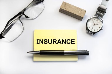 Sigorta, saat ve gözlüğün yanındaki not kağıdına yazılır..