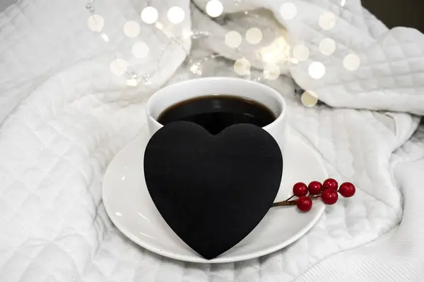 Corazón Negro Está Parado Platillo Blanco Cerca Una Taza Café — Foto de Stock