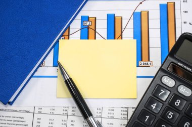 Sayılar ve diyagram içeren belgelerde notlar, hesap makinesi ve not defteri için bir sayfa var. İş ve mali konsept