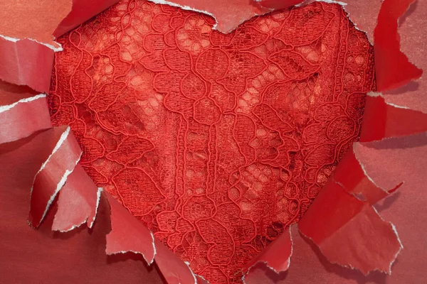Kırmızı yaprak içinde bir kalp şeklinde yırtılır. Bu da materyalin dokulu kırmızı arkaplanıdır..