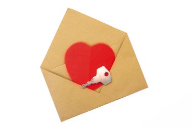 Kırmızı bir kalp ve beyaz izole edilmiş bir arka planda metal bir anahtar içeren açık bir zarf. Kalbinin armağanı konsepti..