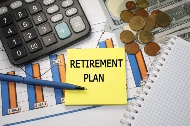 Emeklilik planı, para ve hesap makinesinin yanındaki belgelerde yazan sarı bir kağıda yazılmıştır. Emeklilik kavramı