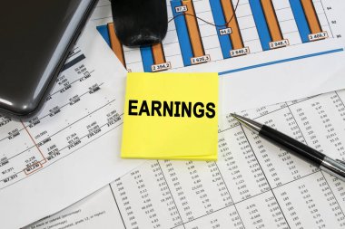 Renk tablosu ve bilgisayar faresinin yanındaki rakamların olduğu belgelerde kar kelimesinin yazıldığı sarı bir etiket var. İş ve mali konsept