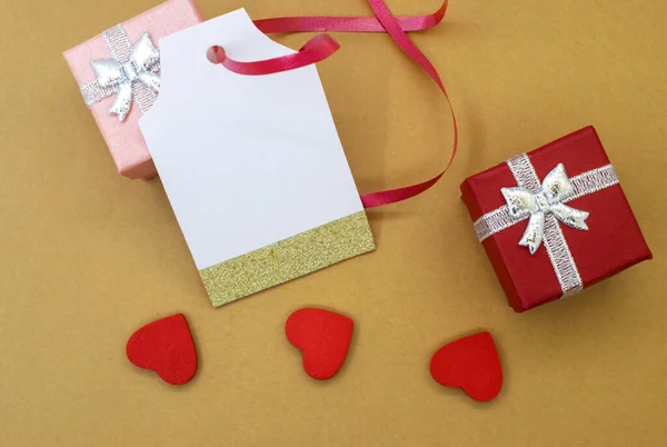 Etichetta Regalo Accanto Una Confezione Regalo Rossa Tre Cuori Rossi — Foto Stock