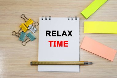 Rahatlama zamanı renkli çıkartmalar ve ataçlar arasında yer alan bir deftere kaydedilir. Dinlenme konsepti