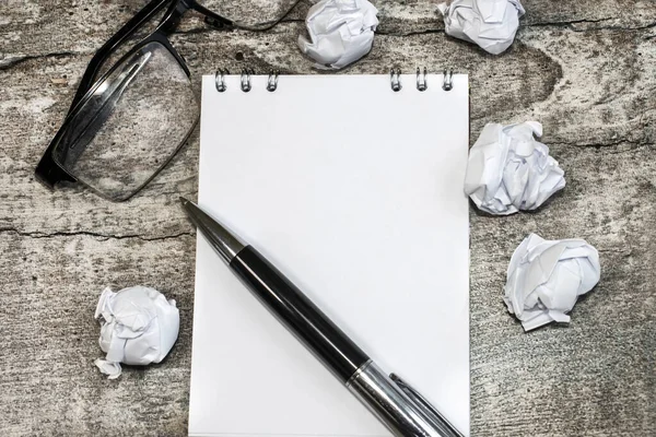 Grijze Houten Tafel Staat Een Notitieboekje Met Een Blanco Vel — Stockfoto