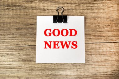 Kalıplı ahşap bir masada beyaz bir çarşaf var ve üzerinde 