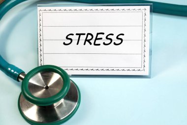 Steteskopun yanındaki mavi arka planda üzerinde 