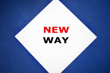 Yeni yol beyaz bir çarşafa yazılmış. Mavi arka planda duran bir elmas şeklinde.