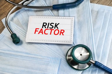 Tıbbi konsept. Etiketteki risk faktörü. Stetoskop ve tıbbi yüz maskesi.