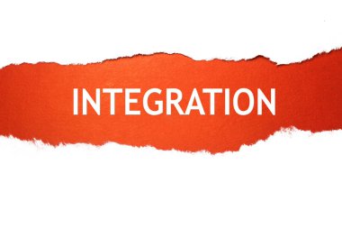 Entegrasyon kelimesi beyaz yırtık bir sayfanın ortasında yer alan kırmızı bir zemine yazılmıştır..