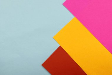 Mavi arka planda üç renkli kağıt. Yaratıcılık ve kayıt için arkaplan