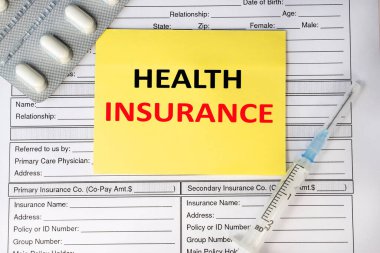 Sağlık sigortası, şırınga ve hapların yanındaki hastanın tıbbi kayıtlarında yazan sarı bir not kağıdına yazılmıştır. Tıbbi konsept