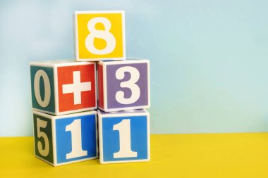 Renkli küplerden oluşan bir piramit. Eğitici kavram