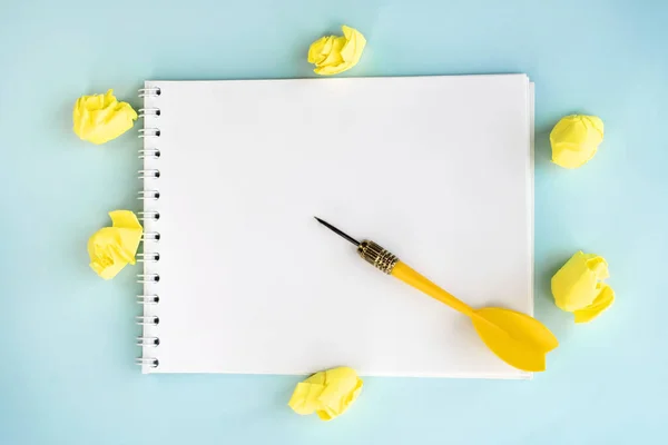 Een Blauwe Achtergrond Tussen Gele Verfrommelde Vellen Papier Een Open — Stockfoto