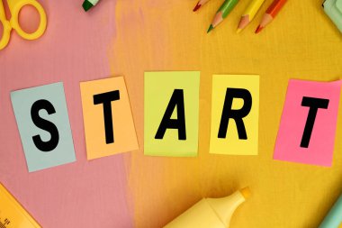 Yırtık renkli kağıt parçalarının üzerinde 