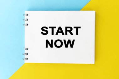 Beyaz defter şimdi başla diyor. İki renkli parlak arkaplan.