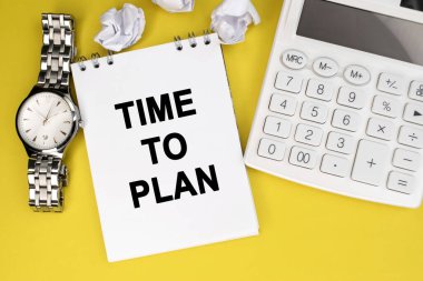 Plan zamanı, bir kol saatinin yanında sarı bir arkaplanda duran bir deftere ve buruşuk kağıt yapraklı beyaz bir hesap makinesine yazılmıştır..