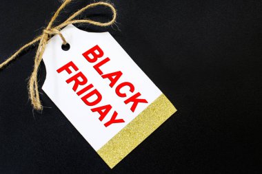 Siyah arka planda satılık bir etiket ya da fiyat etiketi. Metin için yer aç. Desen