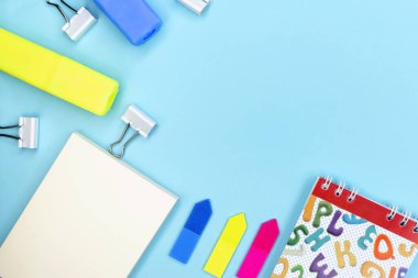 Mavi bir arkaplan kırtasiyesi metin için boş bir alanın yanında yatar. Geçmişi ve şablonu. İş ve eğitim kavramı