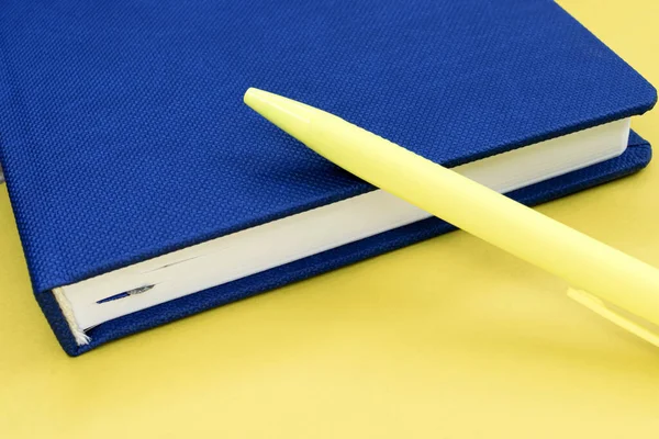 Uno Sfondo Giallo Notebook Blu Una Penna Concetto Educativo Aziendale — Foto Stock