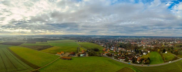 Mglisty krajobraz z góry jako panoramiczny obraz sielankowej wioski bawarskiej. — Zdjęcie stockowe