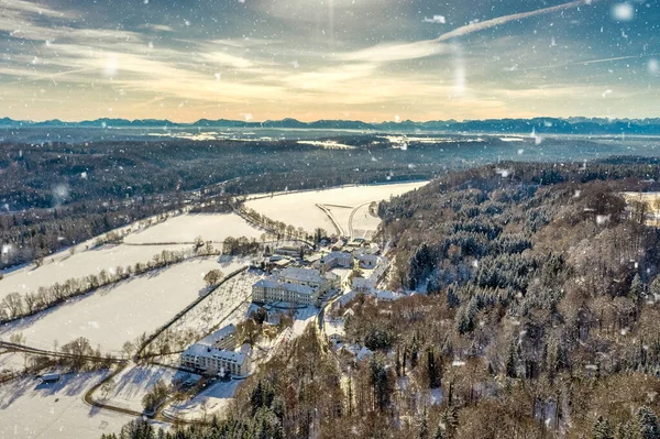 Vista de inverno em um mosteiro tradicional como um hotspot de turismo na baviera em condições nevadas capturadas por um drone com as montanhas alp no fundo. — Fotografia de Stock