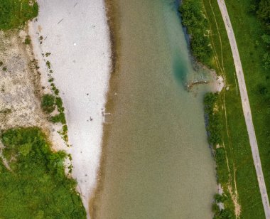 Beyaz kumsallı Bavyera nehri manzaralı Isar..