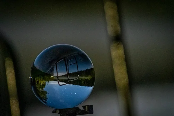 Melkweg gevangen in een kleine lensbal in de voorkant van een meer. — Stockfoto