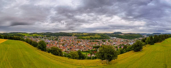 Albstadt şehrinin panoramik çerçeveli merkezinde olduğu Alman Swabian Alb 'ının güzel kırsal manzarası etkileyici.. — Stok fotoğraf