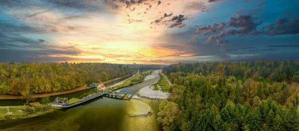 Hermoso paisaje natural de río en bavaria sur con un bosque verde y montañas en el fondo, vista aérea drone disparo — Foto de Stock