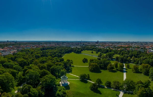 Munich desde Arriba con espacio de copia panorámica, Jardín Inglés en primavera — Foto de Stock