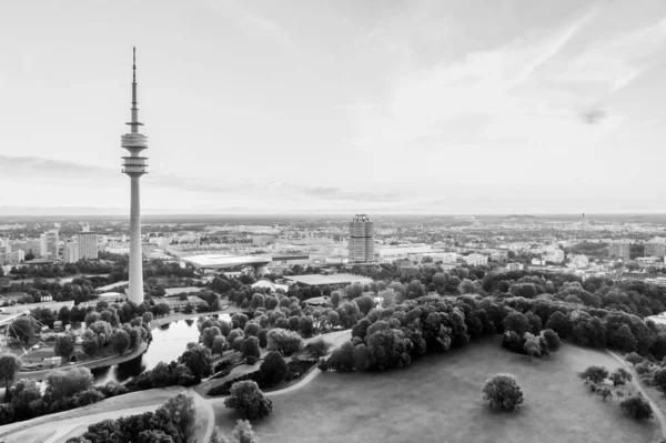 环抱着奥林匹克公园的热门旅游景点和阳光明媚的高塔，环视美丽的慕尼黑巴伐利亚小镇的空中风景. — 图库照片