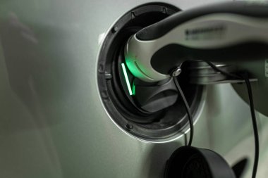 Elektrikli arabayı şarj edelim. E-otomobil tank kapağındaki şarj prizinde ayrıntılı görünüm.
