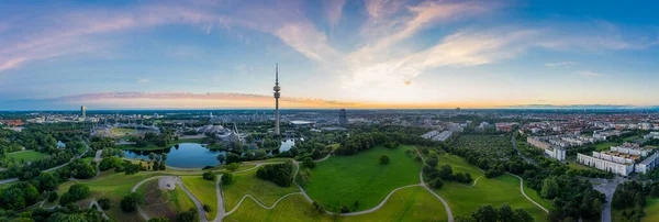 Vue idyllique sur Munich avec quelques-uns de ses sites populaires au parc olympique avec de magnifiques parties vertes combinées avec une architecture moderne. — Photo