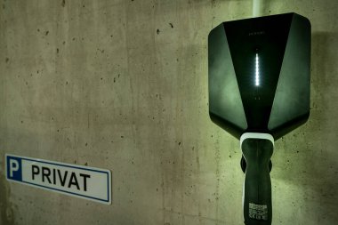 E-hareketlilik kavramı yeniden yükleniyor - ev kurulumu Wallbox, elektrik arabaları için ekolojik enerji üreten şarj istasyonu.