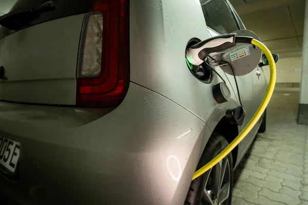 Carregar o seu carro em casa. A mobilidade elétrica abrir a porta para a tendência de carregar o seu carro em sua própria garagem para aumentar o seu estilo de vida confortável. — Fotografia de Stock