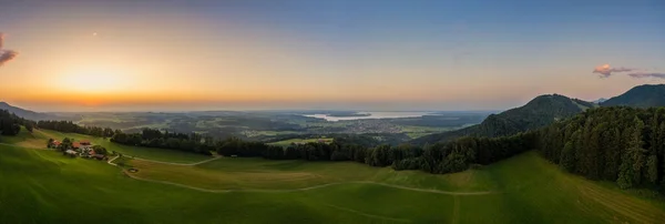 Alp dağlarının yanındaki popüler Bavyera Chiemsee 'nin üzerinde nefes kesici bir günbatımı. Yaz zamanı harika bir tatil yeri.. — Stok fotoğraf